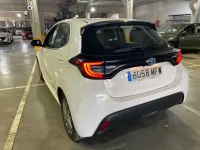 Usado Toyota Yaris Hybrid Active 116 CV (85 kW) 2023 Blanco Berlina