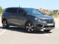 Usado Peugeot 5008 Allure 130 CV (95 kW) 2018 Gris / plata SUV