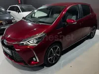 Usado Toyota Yaris Hybrid Advance 100 CV (73 kW) 2017 Granate Berlina