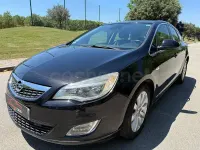 Usado Opel Astra Excellence 165 CV (121 kW) 2012 Negro Berlina