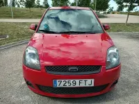 Usado Ford Fiesta 70 CV (51 kW) 2007 Rojo Utilitario