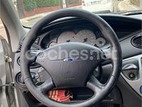 Usado Ford Focus Trend 90 CV (66 kW) 2001 Gris / plata Berlina