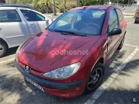 Usado Peugeot 206 75 CV (55 kW) 2005 Rojo Berlina