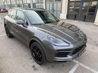 Usado Porsche Cayenne 462 CV (339 kW) 2018 Gris / plata SUV