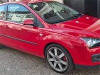 Usado Ford Focus Sport 145 CV (106 kW) 2005 Rojo Berlina