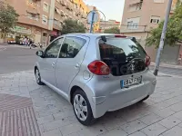 Usado Toyota Aygo 54 CV (39 kW) 2007 Gris / plata Utilitario