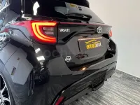 Usado Toyota Yaris Hybrid Plus 116 CV (85 kW) 2022 Negro Berlina