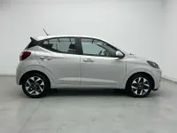 Usado Hyundai i10 67 CV (49 kW) 2023 Gris Utilitario