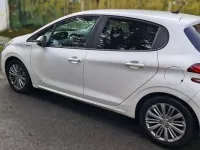 Usado Peugeot 208 Allure 82 CV (60 kW) 2017 Blanco Utilitario