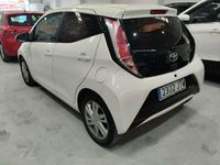 Usado Toyota Aygo City 68 CV (50 kW) 2016 Blanco Utilitario