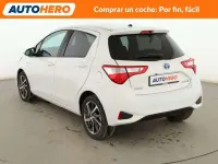 Usado Toyota Yaris Hybrid 101 CV (74 kW) 2019 Blanco Berlina