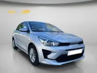 Usado Kia Rio 84 CV (61 kW) 2023 Gris Utilitario