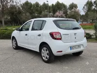 Usado Dacia Sandero Ambiance 75 CV (55 kW) 2015 Blanco Berlina