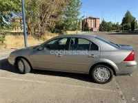 Usado Ford Mondeo Trend 125 CV (91 kW) 2002 Gris / plata Berlina