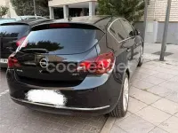 Usado Opel Astra Excellence 130 CV (95 kW) 2013 Negro Familiar