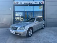 Usado Mercedes C200 Elegance 122 CV (89 kW) 2004 Gris / plata Berlina