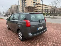 Usado Peugeot 5008 Premium 150 CV (110 kW) 2010 Gris / plata Monovolumen