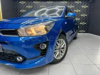 Usado Kia Rio 100 CV (73 kW) 2022 Azul Berlina