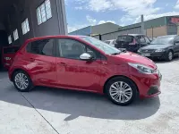Usado Peugeot 208 Allure 82 CV (60 kW) 2018 Granate Utilitario