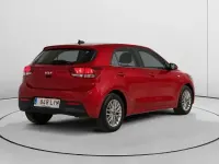 Usado Kia Rio 84 CV (61 kW) 2022 Rojo Berlina