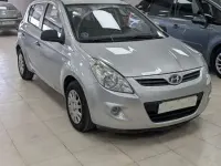 Usado Hyundai i20 Comfort 77 CV (56 kW) 2011 Gris Utilitario