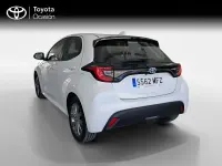 Usado Toyota Yaris Hybrid Active 116 CV (85 kW) 2023 Blanco Berlina