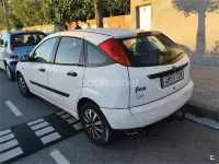 Usado Ford Focus Ghia 100 CV (73 kW) 2003 Blanco Berlina