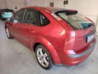 Usado Ford Focus Ghia 115 CV (84 kW) 2006 Granate Berlina