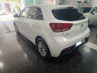 Usado Kia Rio 84 CV (61 kW) 2020 Blanco Berlina