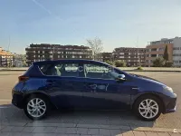 Usado Toyota Auris Hybrid Active 136 CV (100 kW) 2016 Azul Berlina