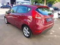 Usado Ford Fiesta Trend 70 CV (51 kW) 2011 Granate Berlina