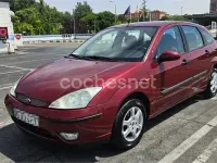 Usado Ford Focus Ghia 100 CV (73 kW) 2003 Granate Berlina