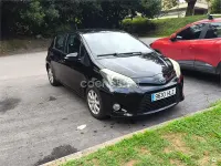 Usado Toyota Yaris Hybrid Active 100 CV (73 kW) 2012 Negro Berlina