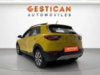 Usado Kia Stonic 100 CV (73 kW) 2022 Amarillo SUV