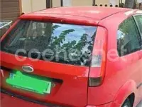 Usado Ford Fiesta 80 CV (58 kW) 2005 Rojo Utilitario