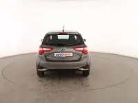 Usado Toyota Yaris Active 101 CV (74 kW) 2018 Gris Utilitario