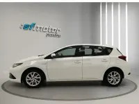 Usado Toyota Auris Hybrid Business Edition 136 CV (100 kW) 2018 Blanco Berlina