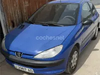 Usado Peugeot 206 70 CV (51 kW) 2000 Azul Berlina