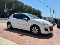 Usado Peugeot 207 68 CV (50 kW) 2013 Blanco Berlina