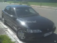 Usado Opel Vectra 115 CV (84 kW) 1996 Negro Berlina