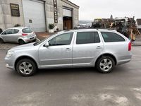 Usado Skoda Octavia Elegance 140 CV (102 kW) 2012 Gris / plata Familiar