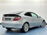 Usado Mercedes C220 150 CV (110 kW) 2007 Gris / plata Berlina