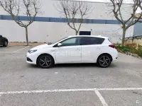 Usado Toyota Auris Hybrid Edition 136 CV (100 kW) 2018 Blanco Berlina
