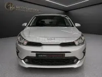 Usado Kia Rio 100 CV (73 kW) 2023 Gris / plata Berlina