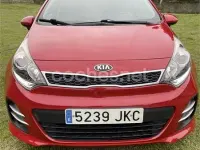 Usado Kia Rio 75 CV (55 kW) 2015 Rojo Berlina