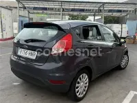 Usado Ford Fiesta Trend 82 CV (60 kW) 2013 Gris / plata Berlina