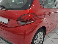 Usado Peugeot 208 82 CV (60 kW) 2019 Rojo Utilitario