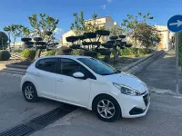 Usado Peugeot 208 Allure 99 CV (72 kW) 2015 Blanco Utilitario