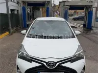 Usado Toyota Yaris Active 69 CV (50 kW) 2017 Blanco Berlina