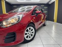 Usado Kia Rio 84 CV (61 kW) 2016 Granate Utilitario